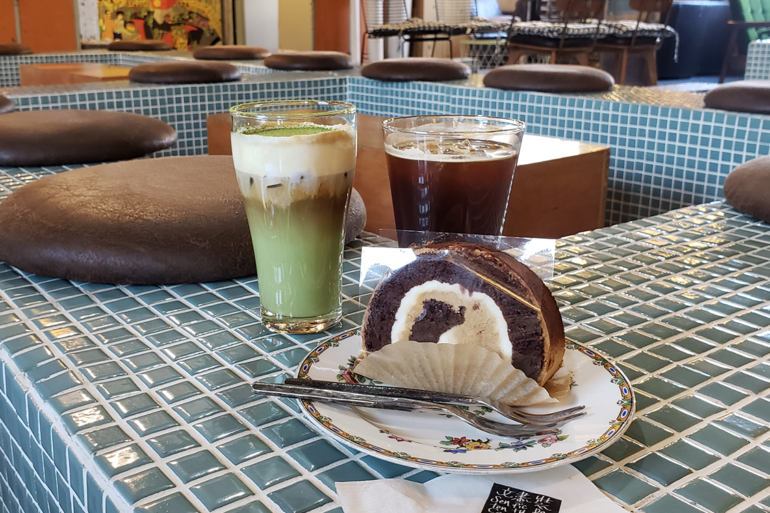 文畫裝咖啡廳裡的裝飾雕塑和藝術作品。