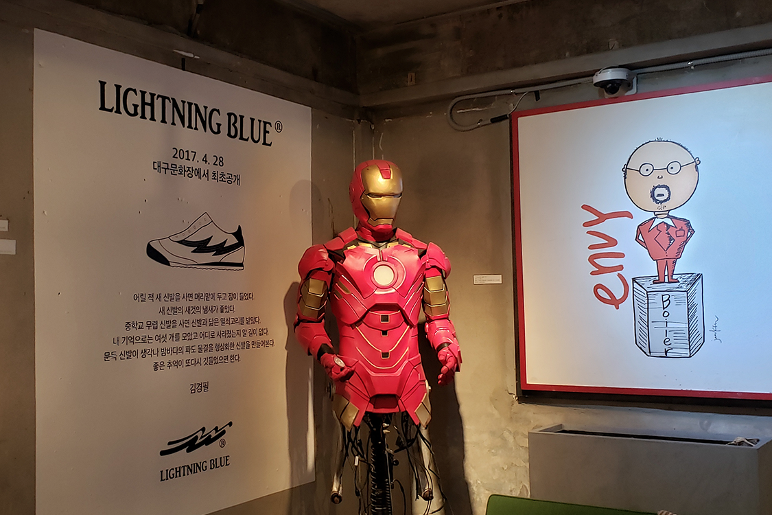 文畫裝咖啡廳的中庭區域，展示著陶瓷雕塑與藝術作品。