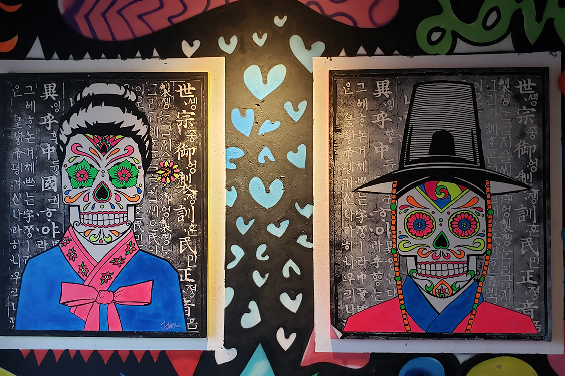 文畫裝咖啡廳的天台牆壁上的大型壁畫和座位區。