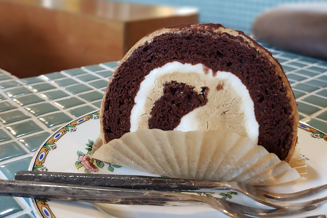 文畫裝咖啡廳內的攤位，展示著飲品和裝飾品。