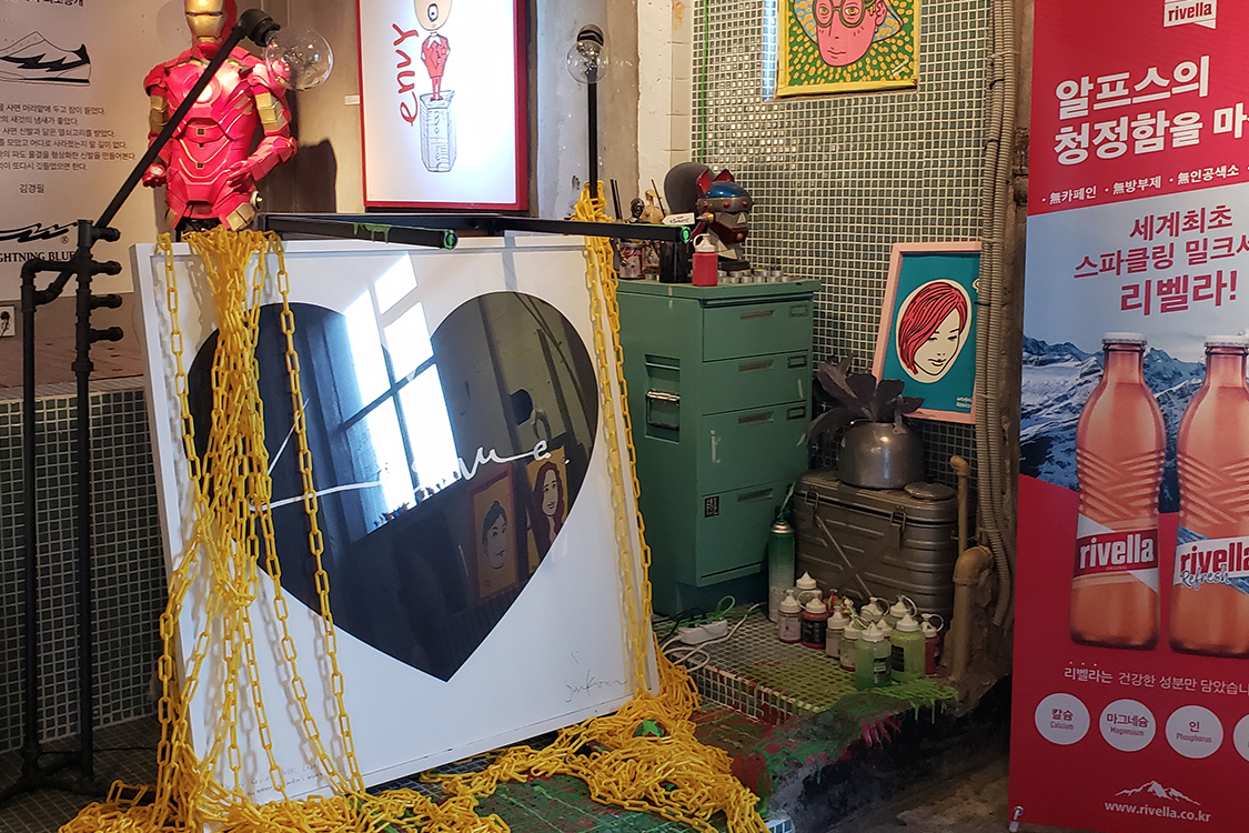 文畫裝咖啡廳的窗户，外面景觀與藝術作品相映成趣。