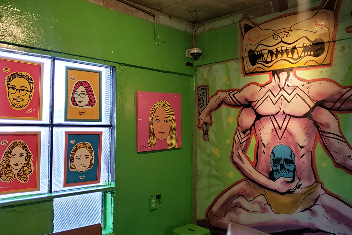 文畫裝咖啡廳內裝飾著鮮豔色彩和藝術畫作的房間。