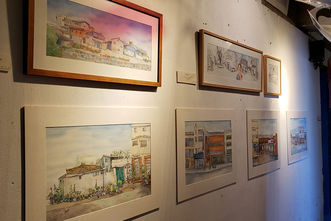 文畫裝咖啡廳牆上的水彩畫，展示大邱街景。