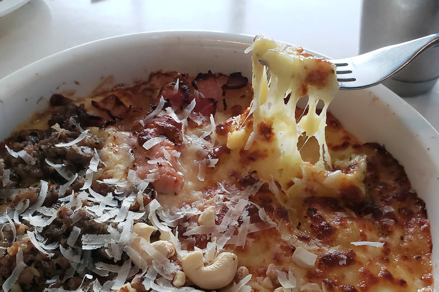 Pizza al formaggio Hi-Five con formaggio filante del MIES CONTAINER