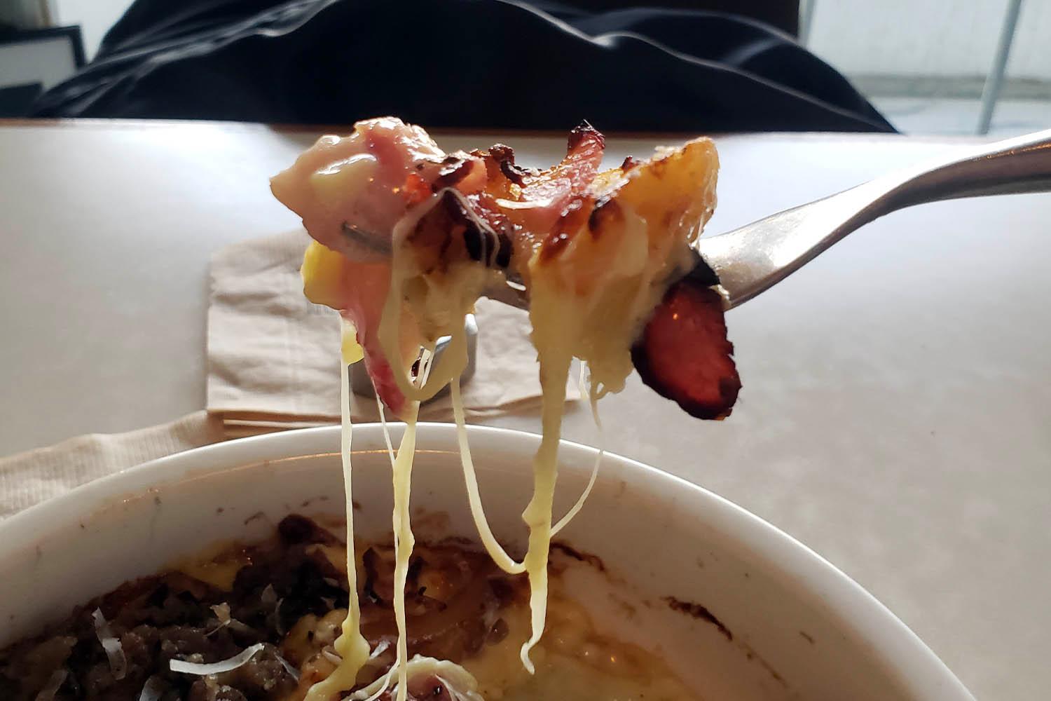 Parte di pizza Hi-Five con mozzarella filante del MIES CONTAINER