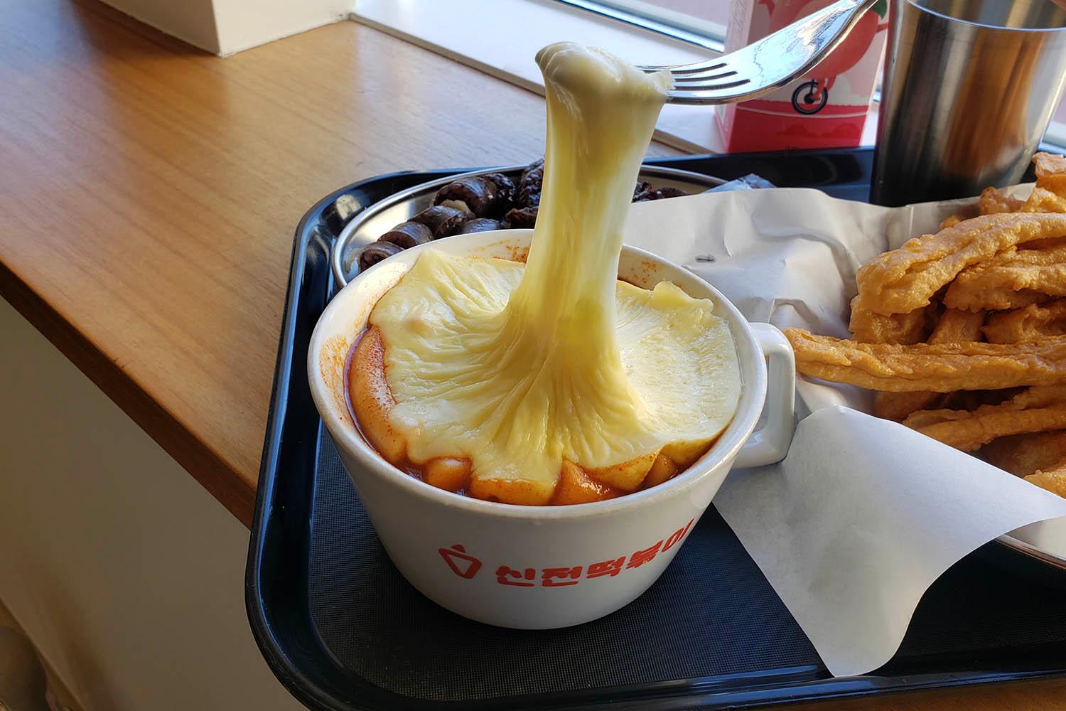 Tteokbokki con formaggio fuso dalla catena Sinjeon Tteokbokki