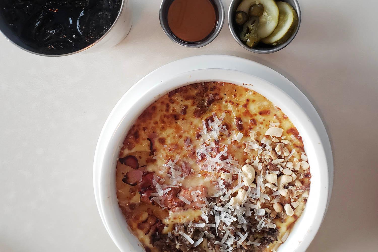 Pizza al formaggio Hi-Five del MIES CONTAINER con toppings vari