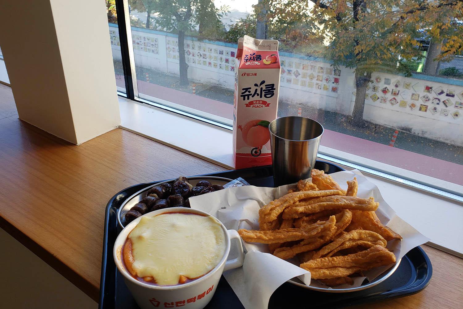 Piatto di tteokbokki con formaggio e intingoli fritti da Sinjeon