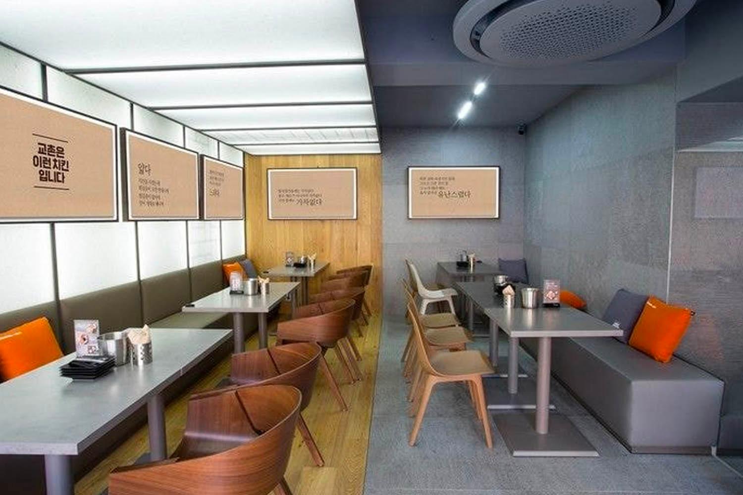Interno elegante del ristorante Kyochon Chicken a Daegu