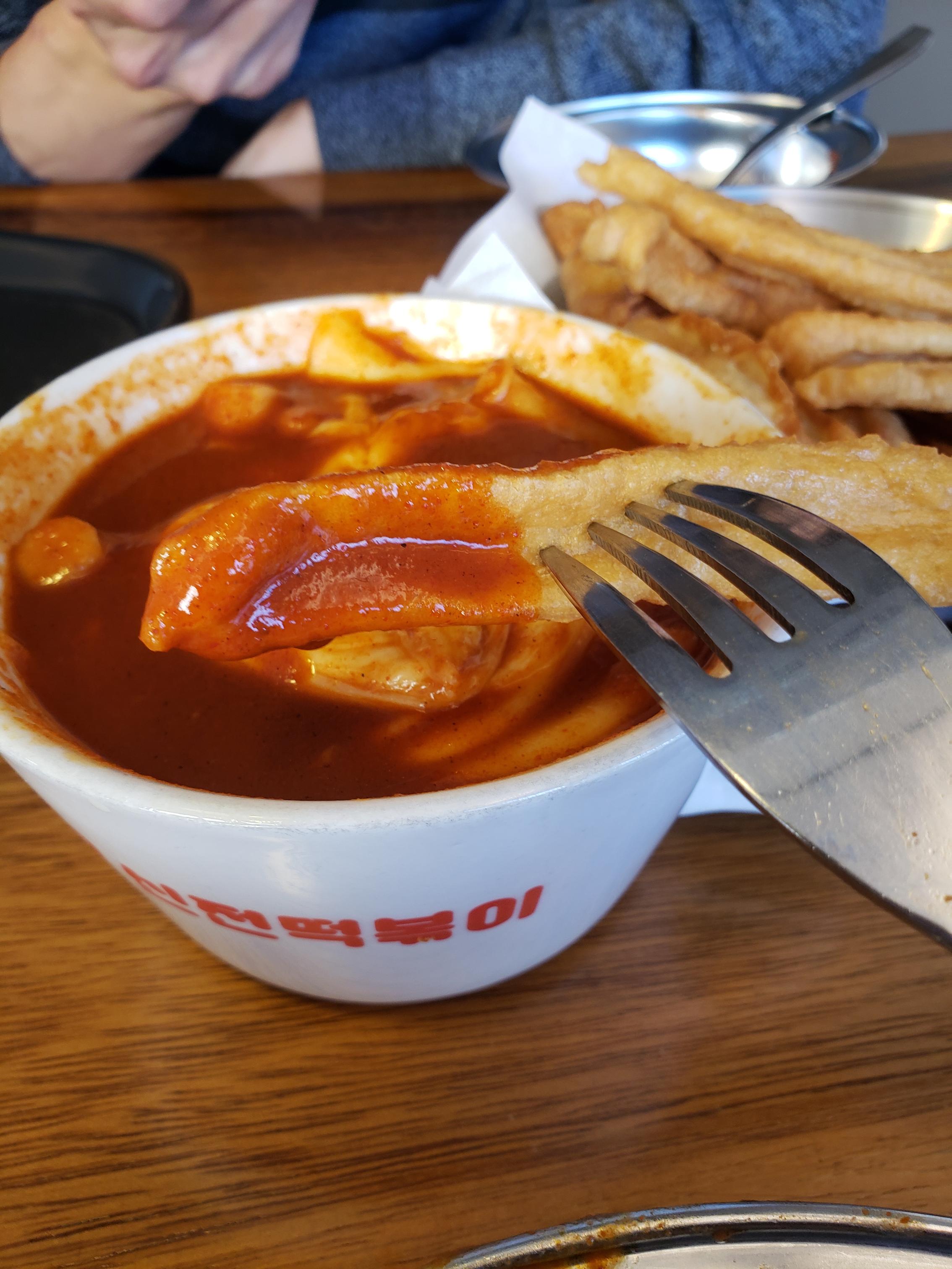 Intingolo fritto immerso in salsa tteokbokki al Sinjeon