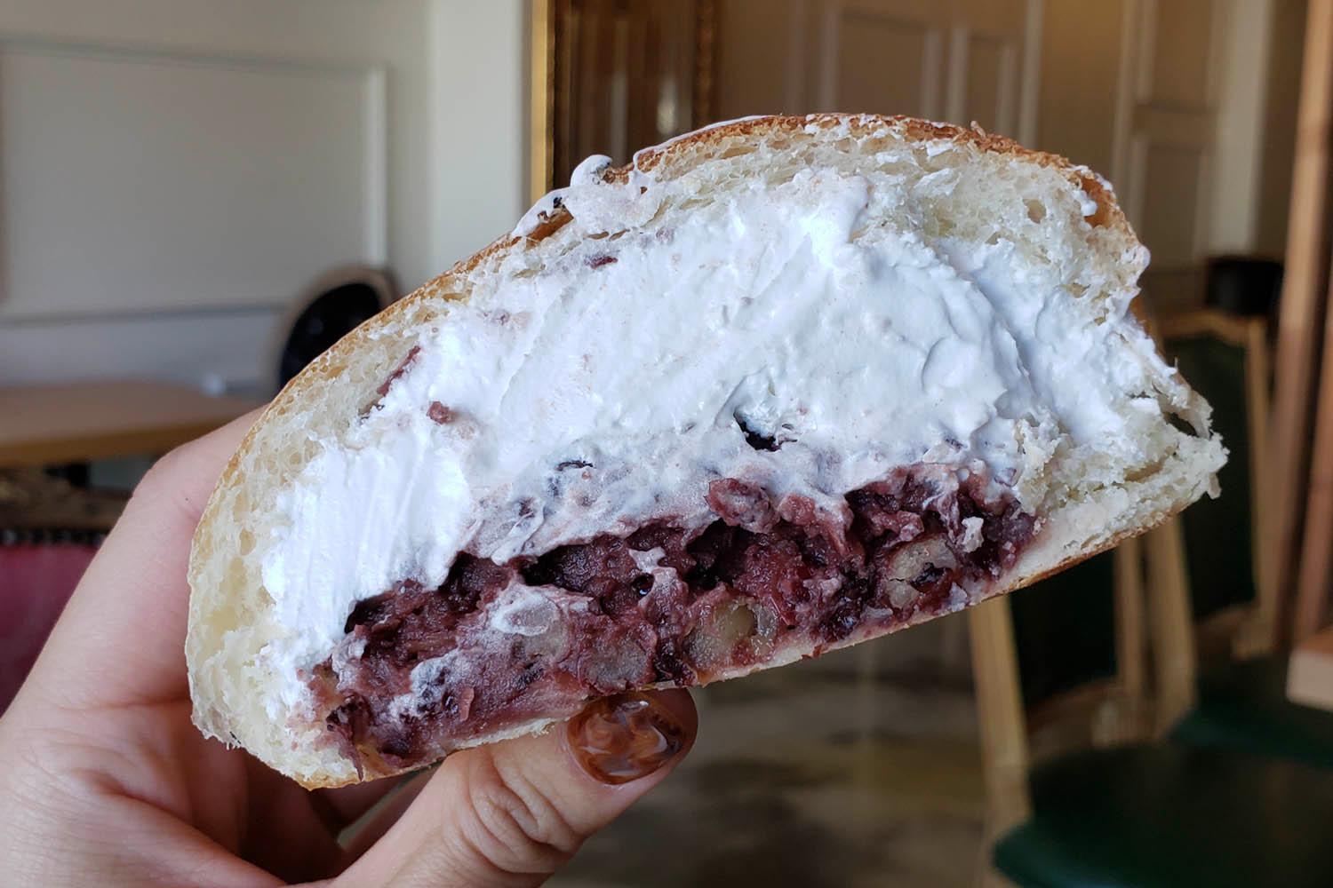 Danpatbbang aperto con abbondante panna e impasto ai fagioli rossi