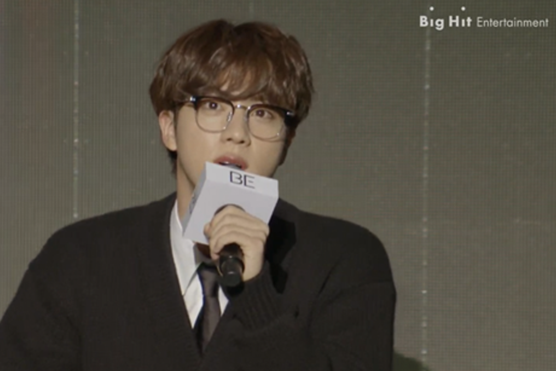 一群韓國士兵準備登上軍車，顯示軍隊生活的一部分，上下車的準備狀態。