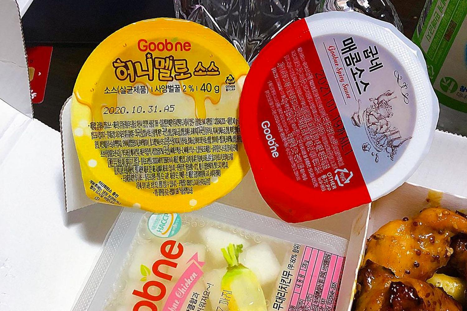 비빔 소스 및 고비 소스와 치킨의 모습