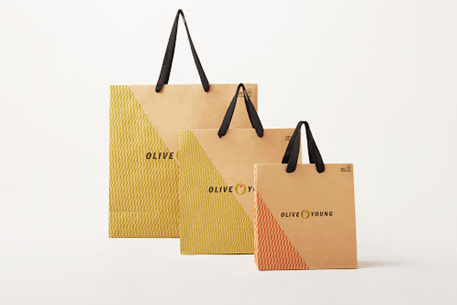 올리브영의 세 가지 다양한 크기의 종이 가방