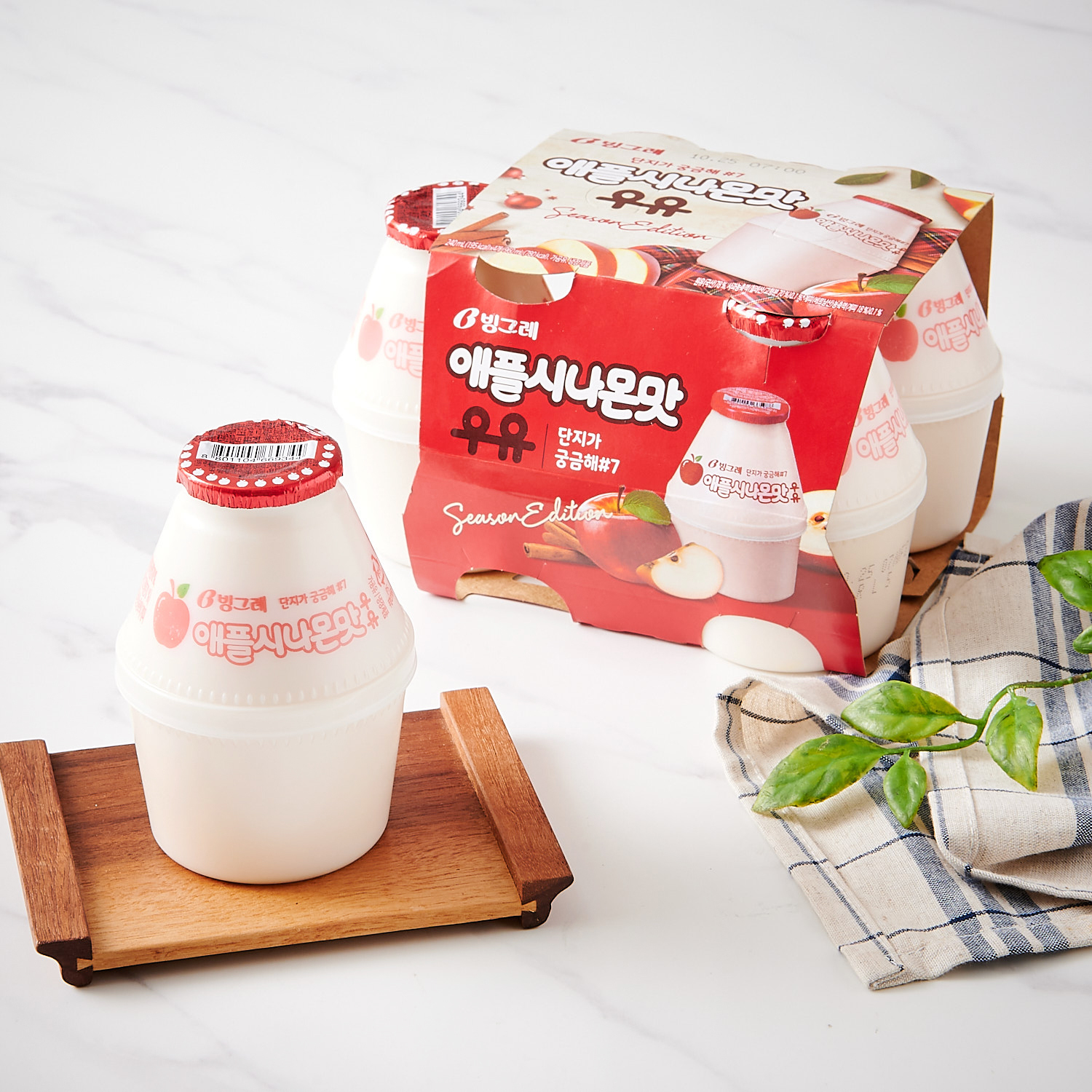 蘋果肉桂牛奶產品特寫，瓶上印有蘋果圖案