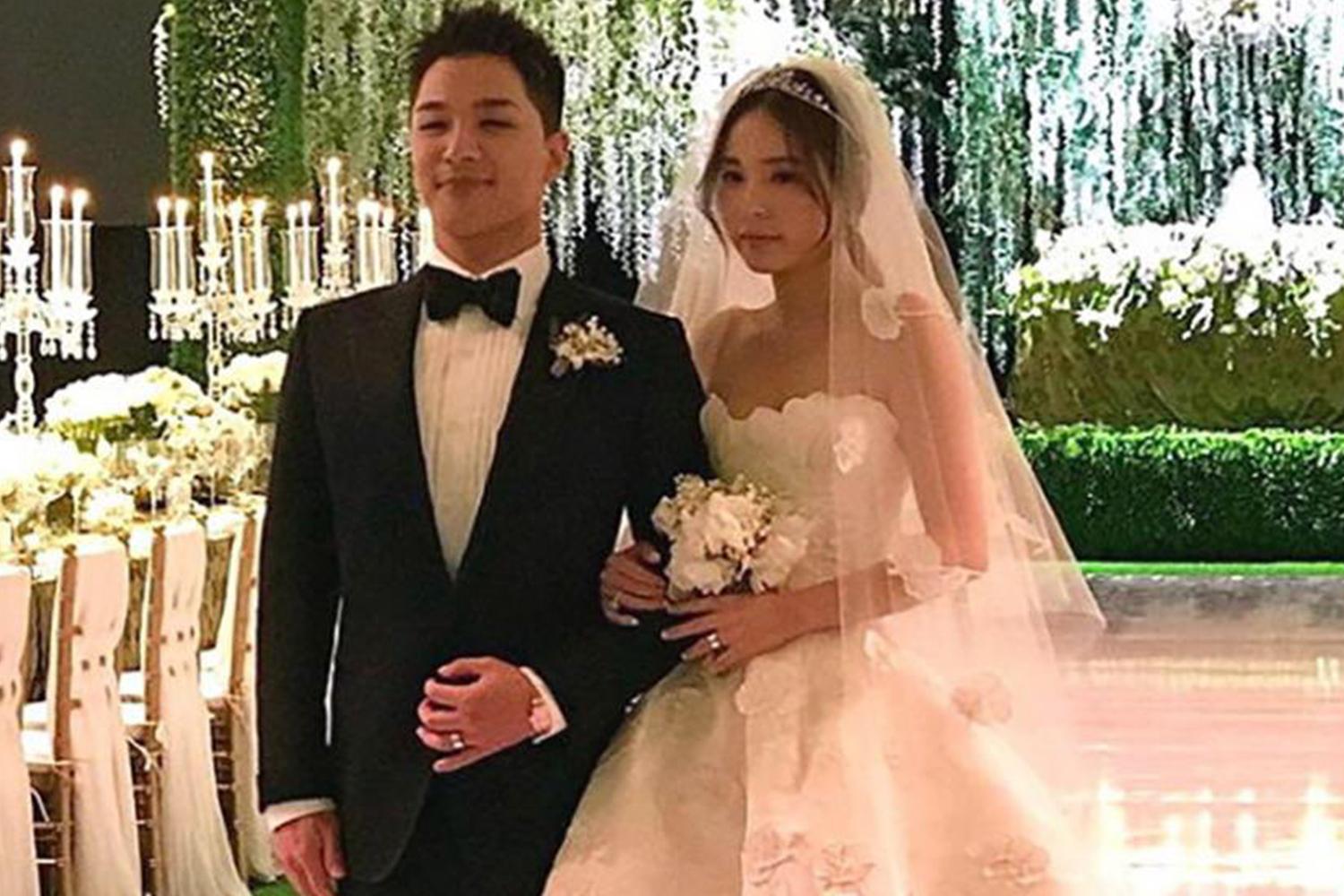 婚禮現場照片，一名新娘穿著華麗婚紗，身旁是一名穿著西裝的男士，背景充滿鮮花和燈光。