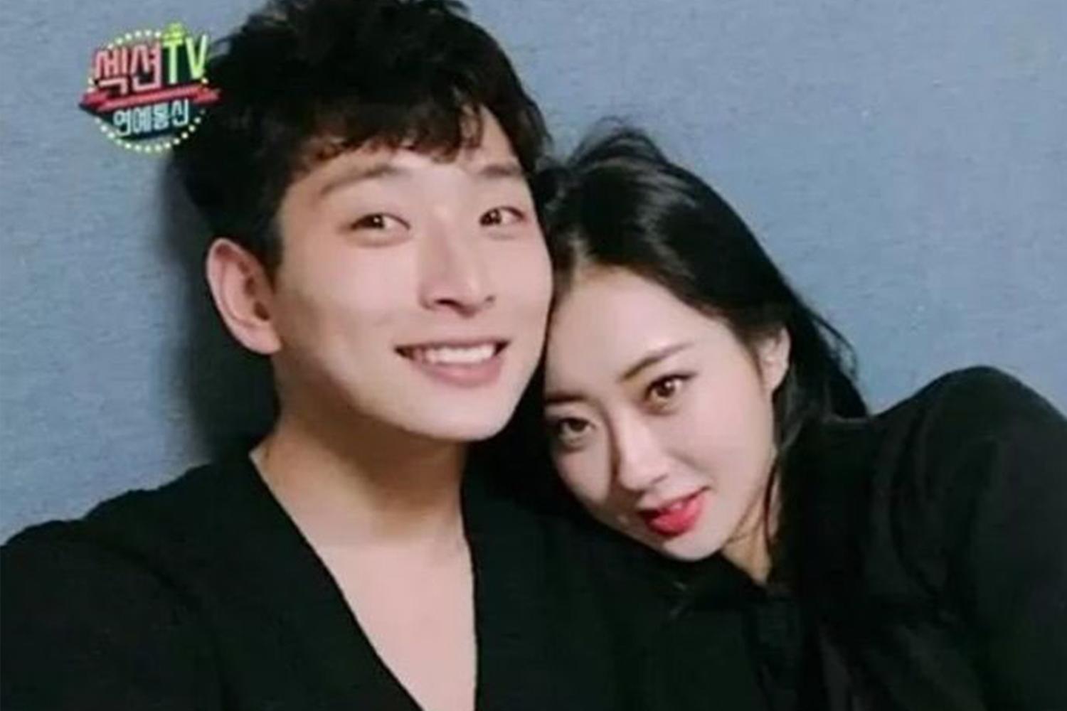 韓國明星情侶，兩人穿著休閒服，並呈現親密的姿勢，背景顯示電視節目標誌。