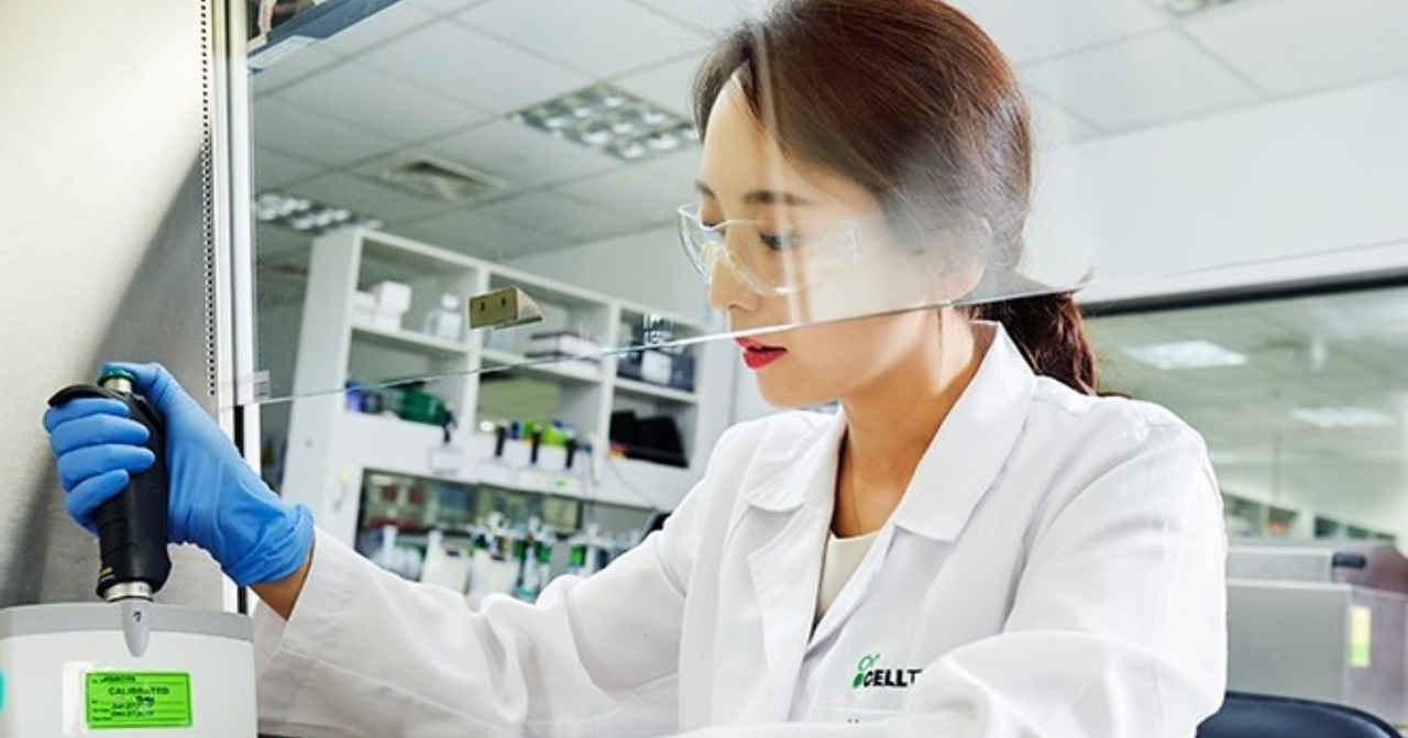 實驗室中科學家正在進行COVID-19疫苗或藥物研發的實驗，展示科學家在對抗疫情中所作的努力。