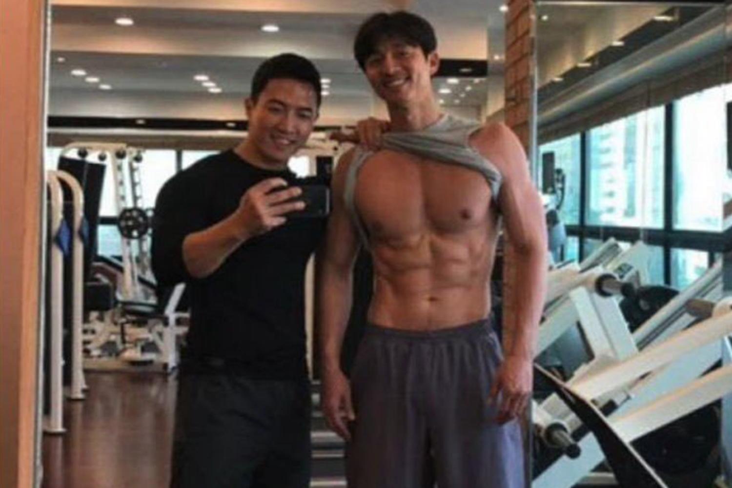 韓國男演員孔劉在健身房展示結實的身材,強調其注重身材管理的事實。