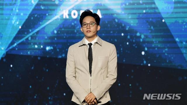 COMEUP 2020オンライン基調演説舞台上のスーツ姿の男性