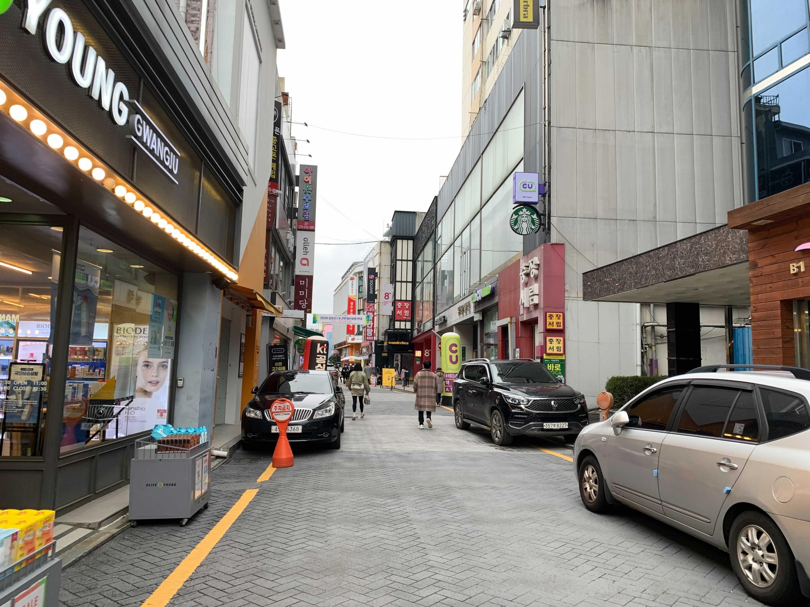 street scene of gwangju chungjangno