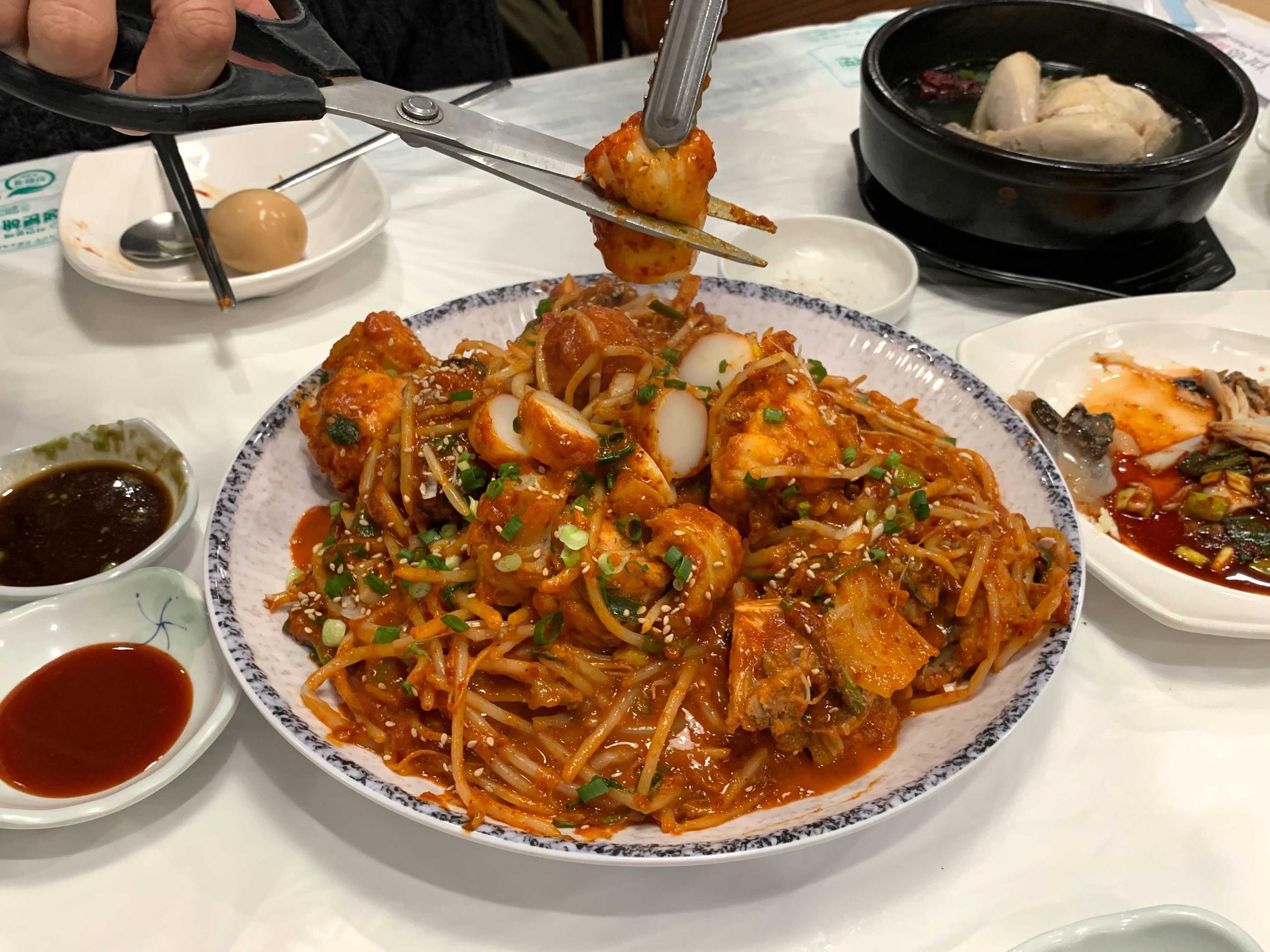 cutting rice cake of agujjim in gwangju, korea