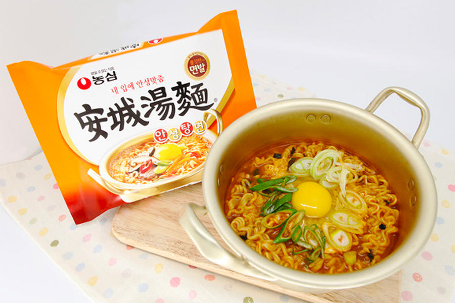 安城汤面包装袋和放置在锅中准备食用的安城汤面。