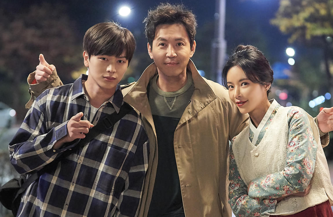 韓劇《雙甲路邊攤》中，角色們在夜晚燈光下悠閒的姿態，形成輕鬆和愉悦的氛圍。