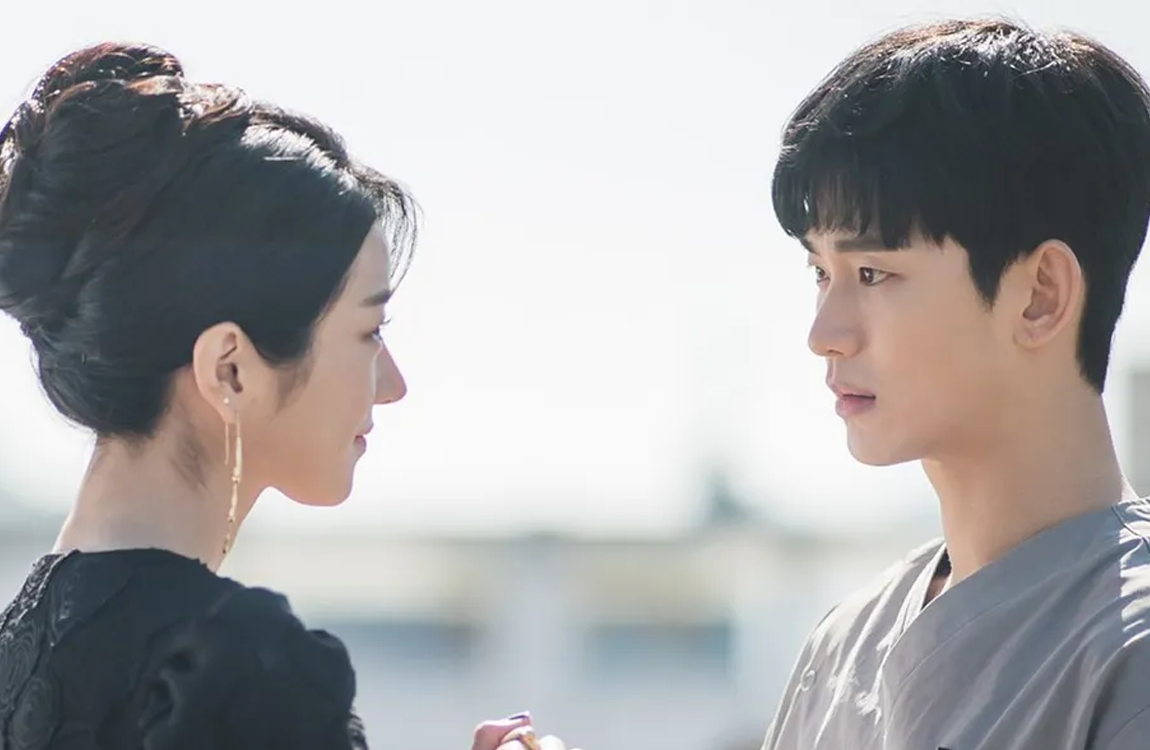 韓劇《雖然是精神病但沒關係》宣傳海報，展示了劇中浪漫互動的場景。