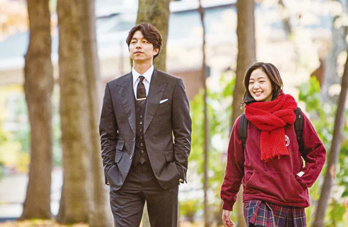 韓劇《看見鬼怪》中的角色在夕陽下的攝影，呈現出神秘和浪漫的感覺。