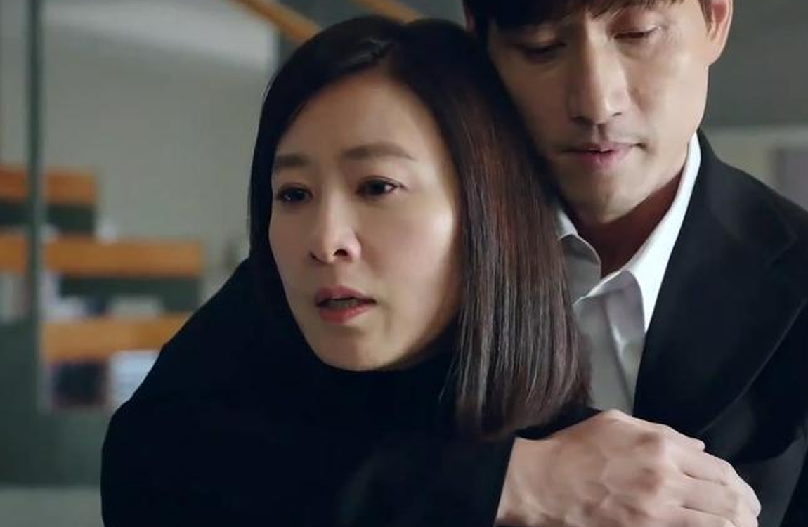 韓劇《夫婦的世界》宣傳海報，主演們坐在深藍色背景中，氣氛緊張且富戲劇性。