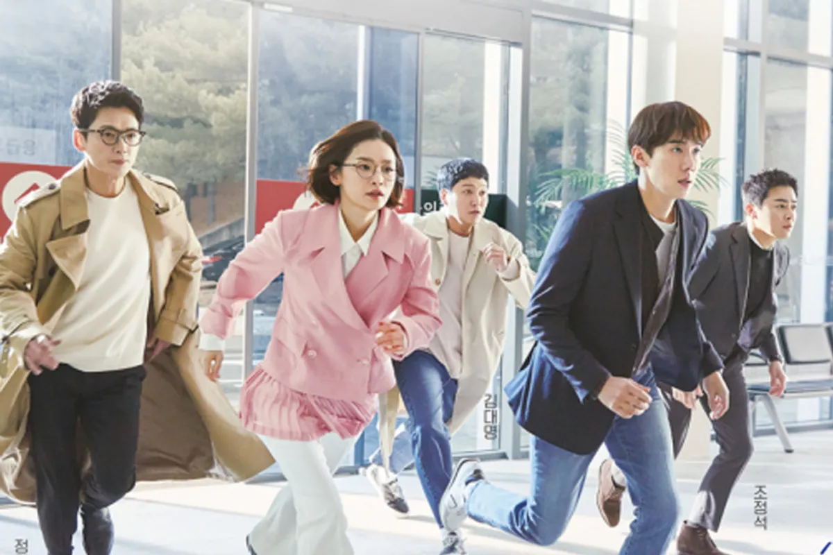 韓劇《機智醫生生活》中的角色在醫院走廊上奔跑的場景，充滿緊張和活力。