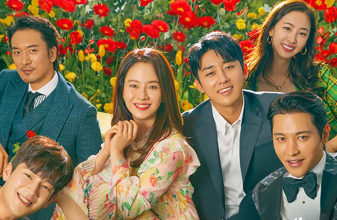 韓劇《我們愛過嗎？》的多位角色坐在花海背景前，氛圍輕鬆，展現了劇中浪漫和喜劇元素。