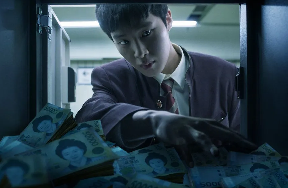 韓劇《人文教育101》中主角在打開金庫取出巨額現金的場景，充滿緊張和刺激感。