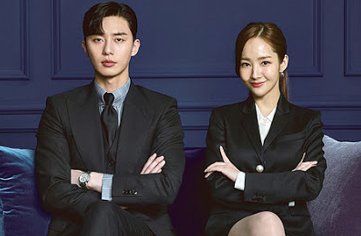 韓劇《金秘書為何那樣》中的角色在深藍色背景中並肩而坐，展現了浪漫喜劇中的魅力和幽默。