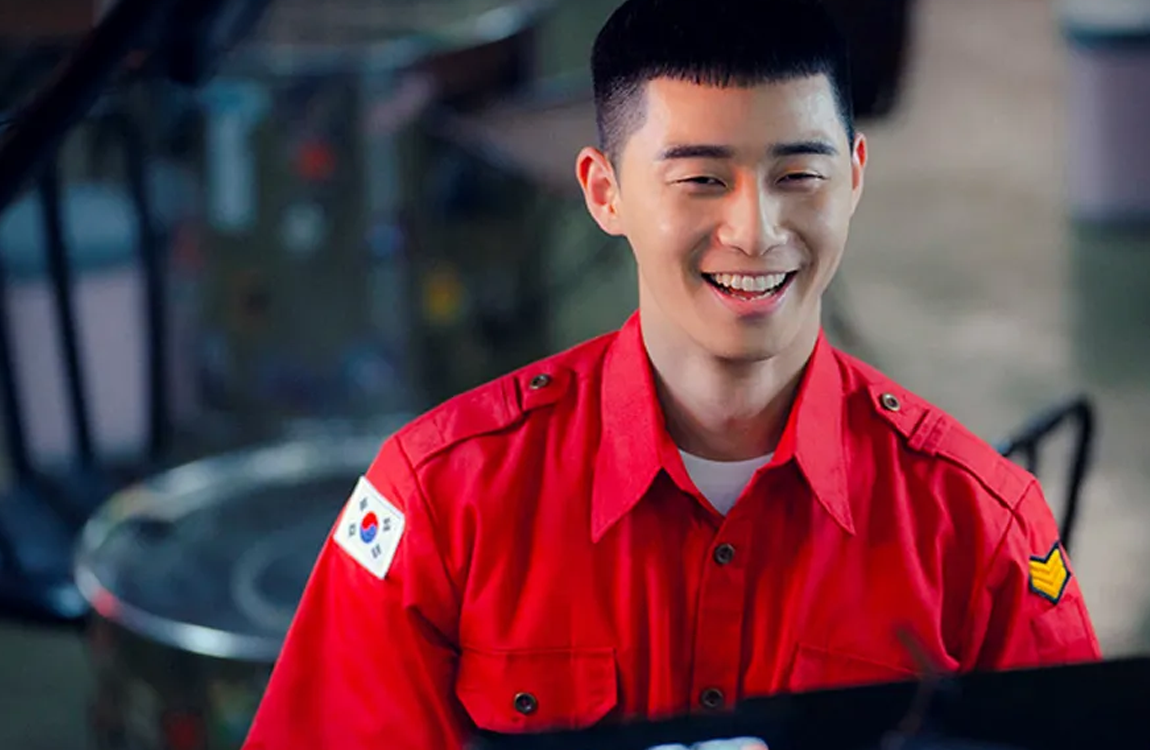 韓劇《梨泰院Class》中主角在酒吧中工作的場景，營造出令人熱血與奮鬥的氛圍。