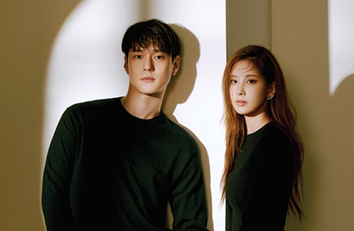 韓劇《私生活》中的角色，構圖簡潔明快，背景牆上的陰影賦予了畫面神秘感。