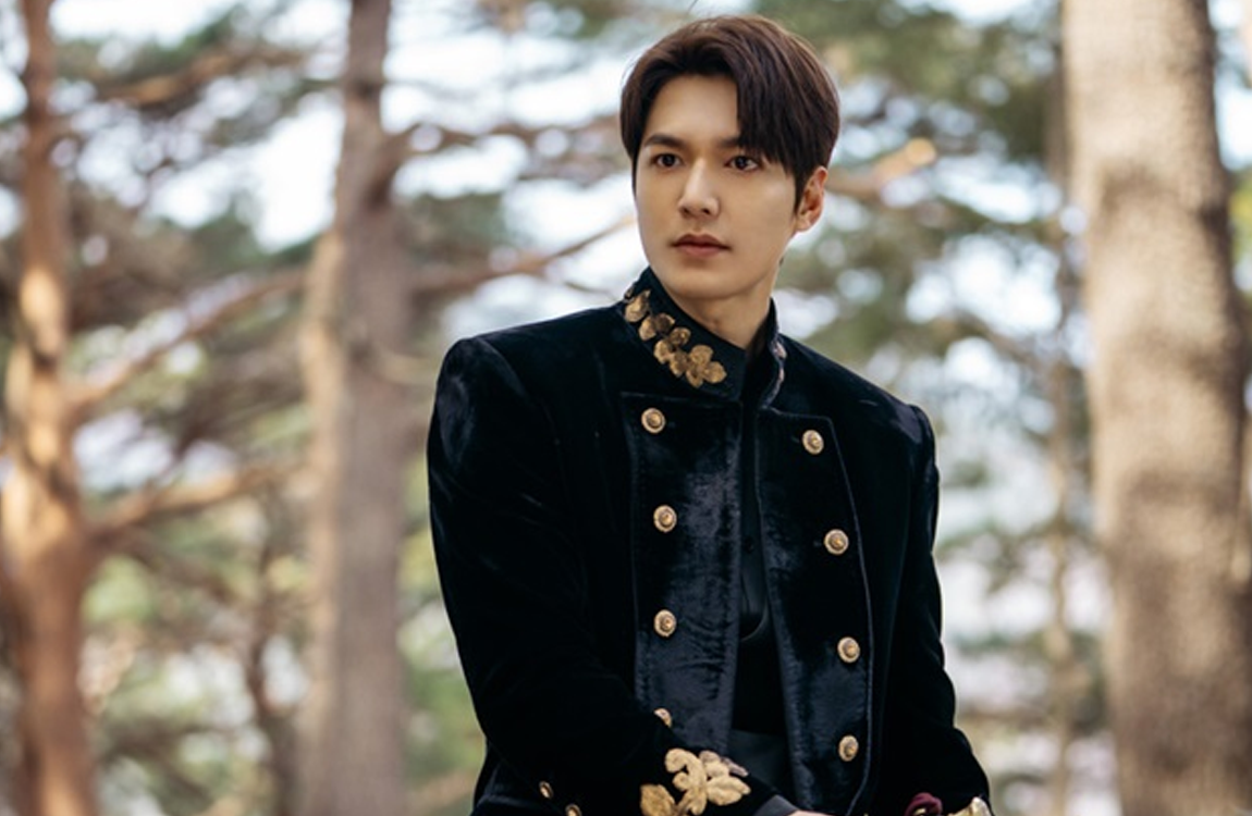 韓劇 《The King：永遠的君主》中角色穿著軍事制服，背景是森林，顯得莊嚴和神秘。