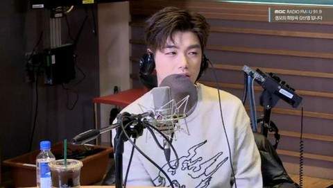 Studio de radio montrant l'environnement d'enregistrement des podcasts, avec des micros et des casques, typique des enregistrements radiophoniques.