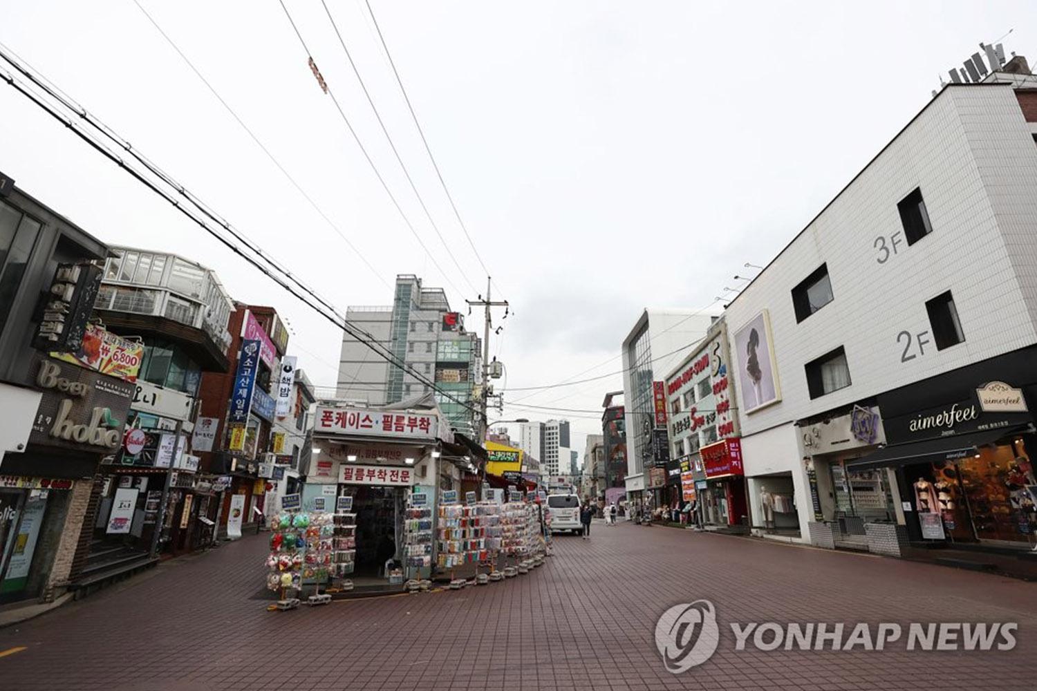 ภาพถนนในเกาหลีแสดงให้เห็นบริเวณที่มีระดับการเว้นระยะห่างทางสังคมที่เคร่งครัด