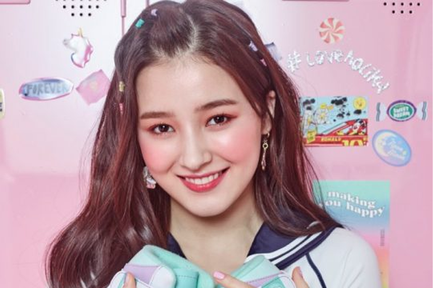 MOMOLAND的Nancy，來自韓裔美籍背景的歌手，成長於華盛頓州的西雅圖，擅長多元文化交流的偶像