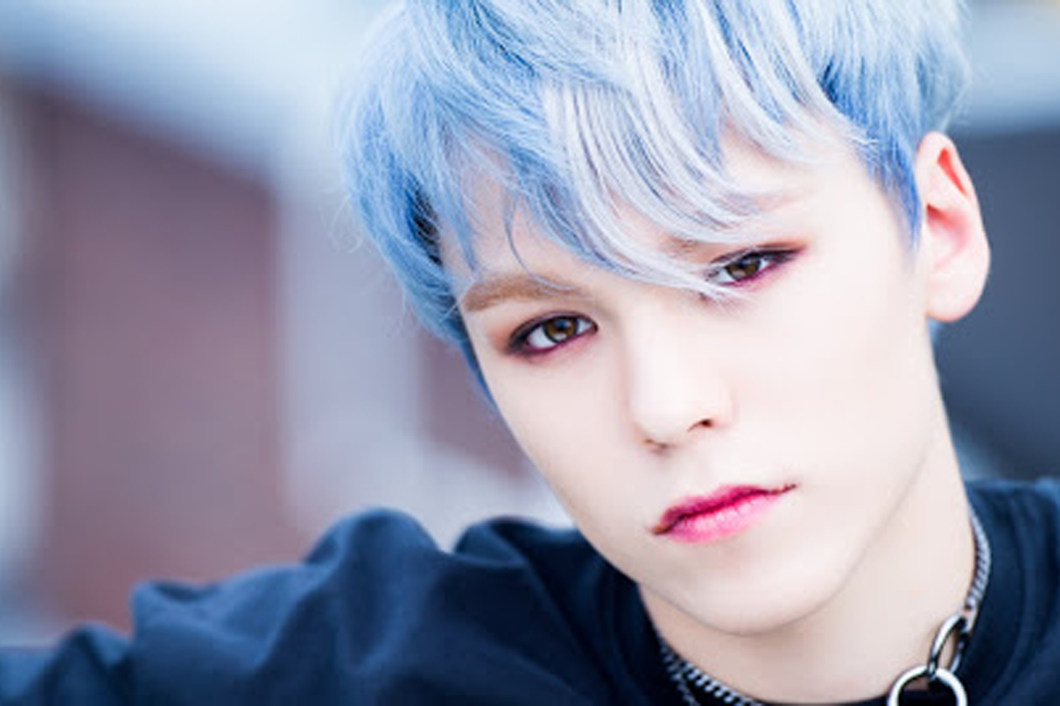 港製Kpop藝人SEVENTEEN的Vernon，充滿魅力的混血韓星，參與主打歌曲《Adore U》的音樂錄影帶，吸引眾多粉絲注意