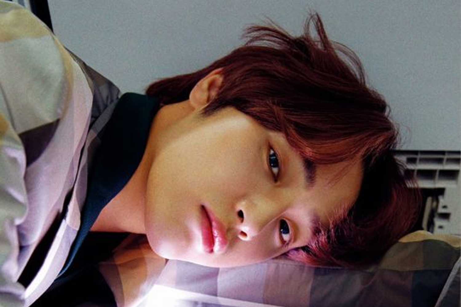 THE BOYZ成員鶴年，來自香港與韓國的混血偶像，以多才多藝及獨特人設深受粉絲喜愛