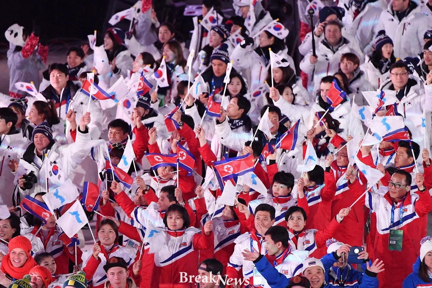 Atleti delle squadre sudcoreana e nordcoreana durante le Olimpiadi invernali di PyeongChang del 2018