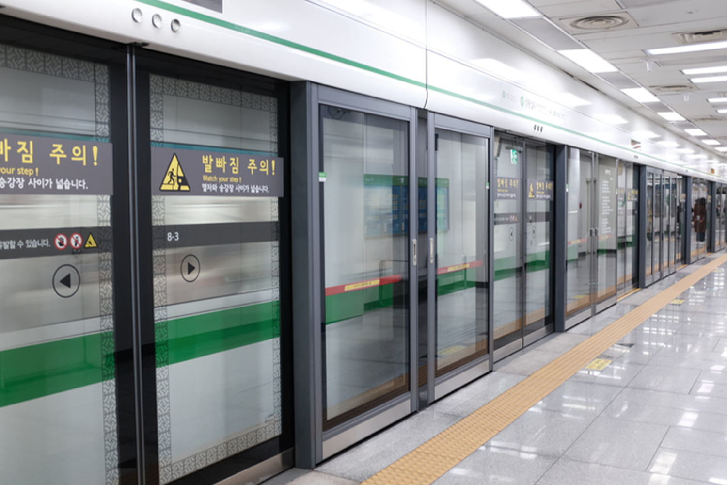 首爾地鐵列車門,因應疫情防控措施,夜間地鐵運行班次將削減。