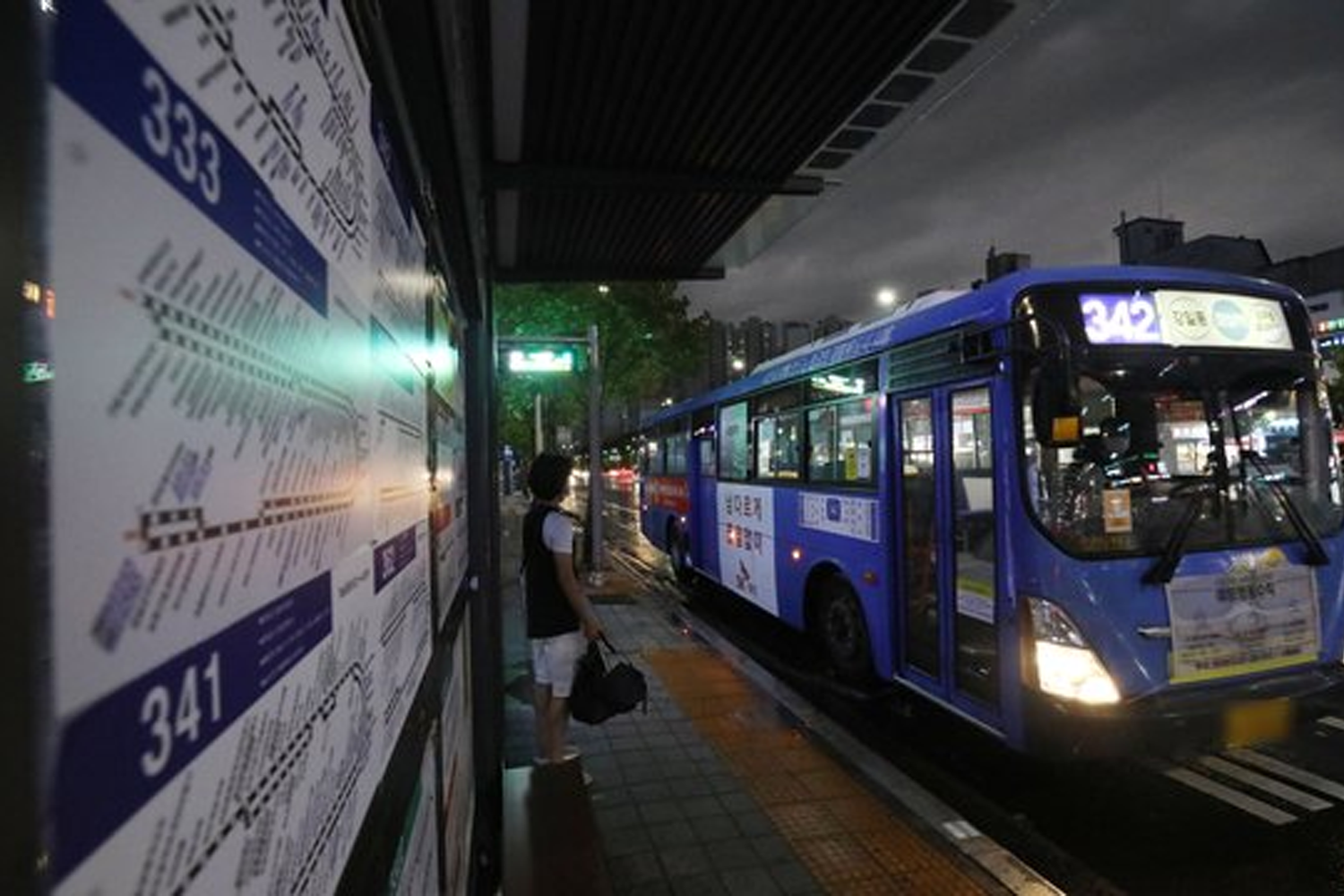 香港夜間巴士站，停靠中的藍色342號巴士。隨著疫情升級，首爾從24號起夜間巴士將減少20％的運行。