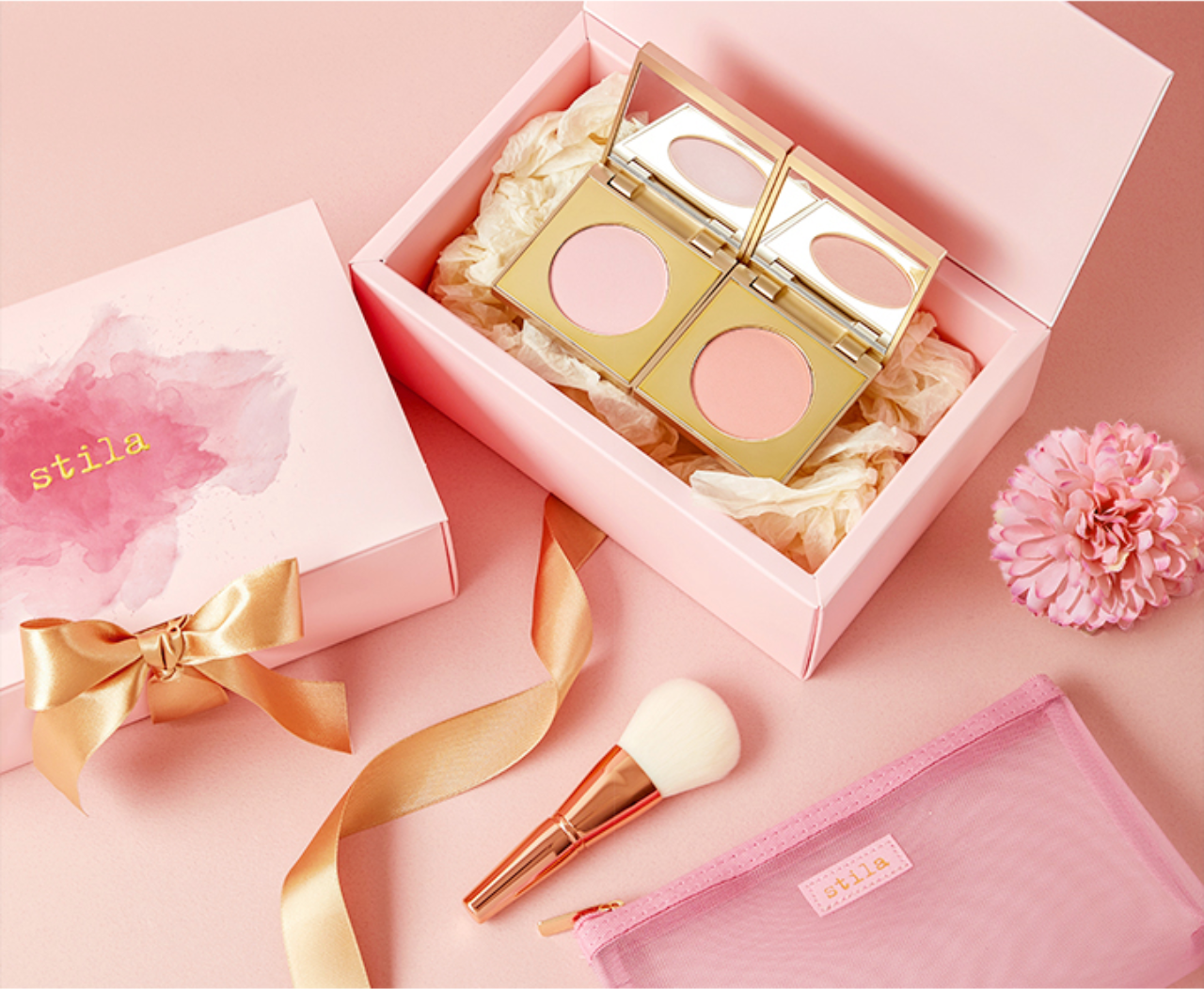 香港中環stila粉紅主題高級胭脂組合展示,盒內包含兩種胭脂色號及可隨意擺放的化妝工具,背景色與產品相配。