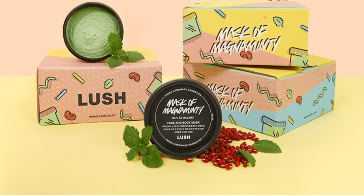 香港中環LUSH薄荷清爽面膜和包裝盒展示,背景為黃色,並伴有薄荷葉和紅豆裝飾。