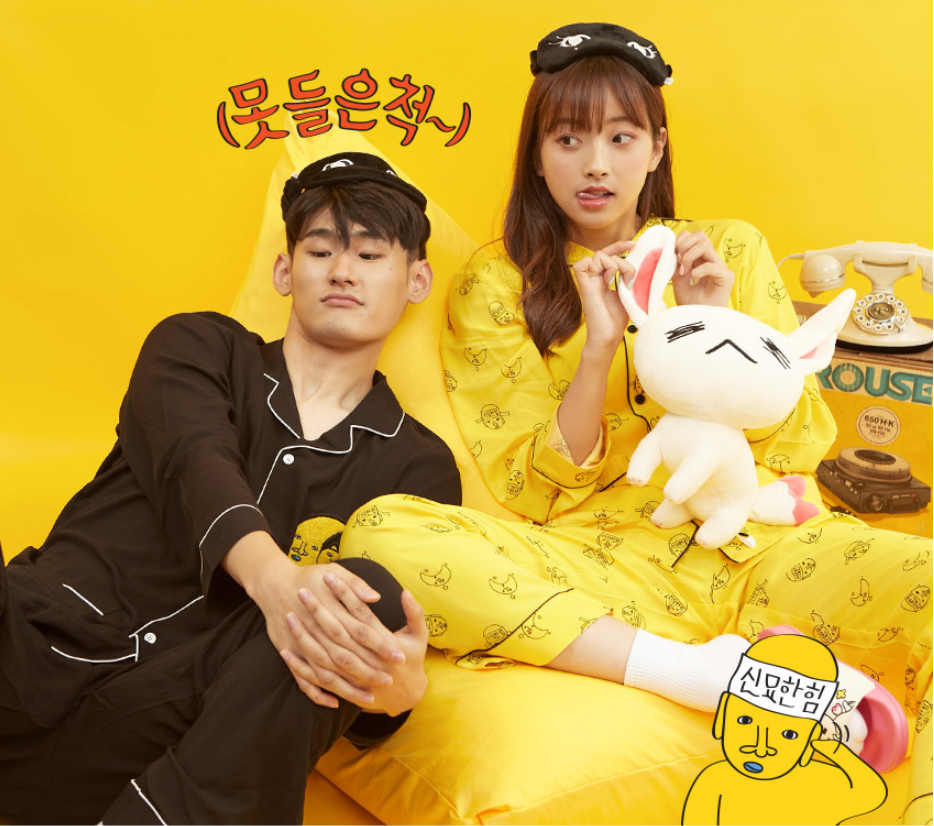 香港中環Shoopen x 新西遊記聯名睡衣展示圖,呈現黃色和黑色長袖睡衣產品,背景以具有裝飾感的黃色呈現。