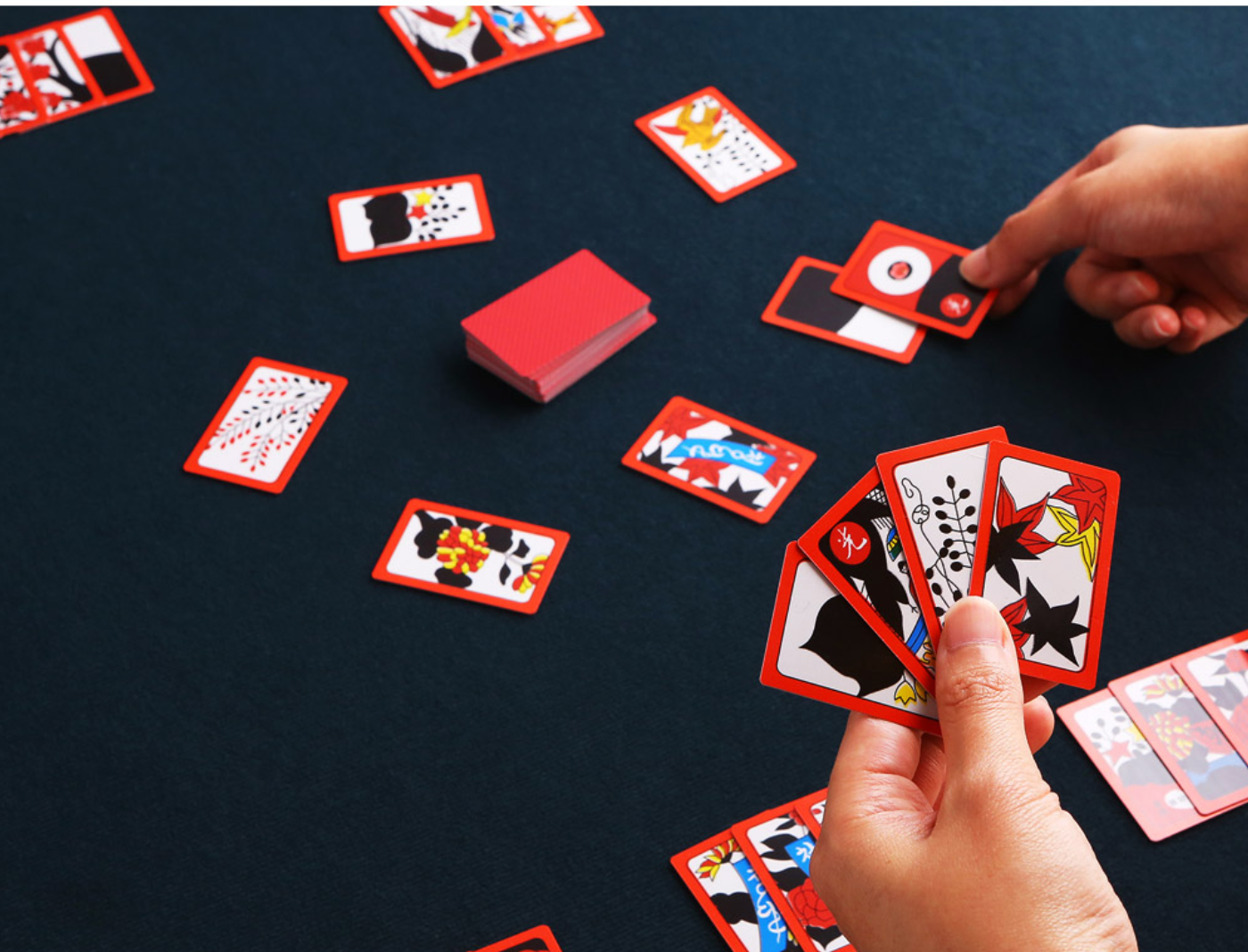 香港中環五光花牌遊戲卡展示,手持花牌設計並搭配其他元素,為遊戲娛樂而設計的產品。